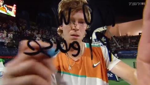 现出强烈的 现出强烈的