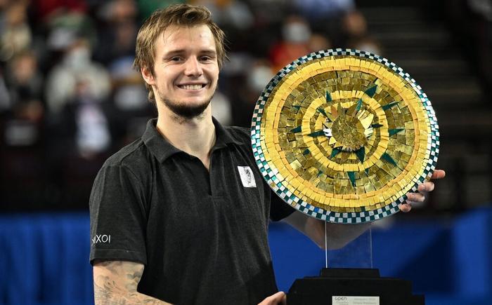 绕在菲尼克 绕在菲尼克